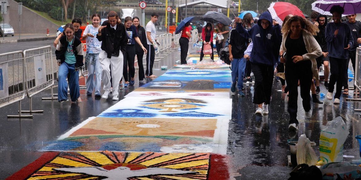 fieis-enfrentam-chuva-para-fazer-tapetes-de-corpus-christi-no-rio