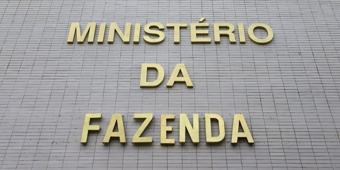 com-precatorios,-previsao-de-deficit-primario-soma-r$-52-bilhoes