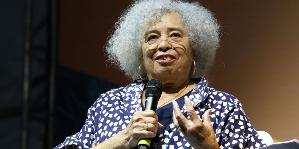 flip:-angela-davis-cita-pensadores-brasileiros-e-critica-gentrificacao
