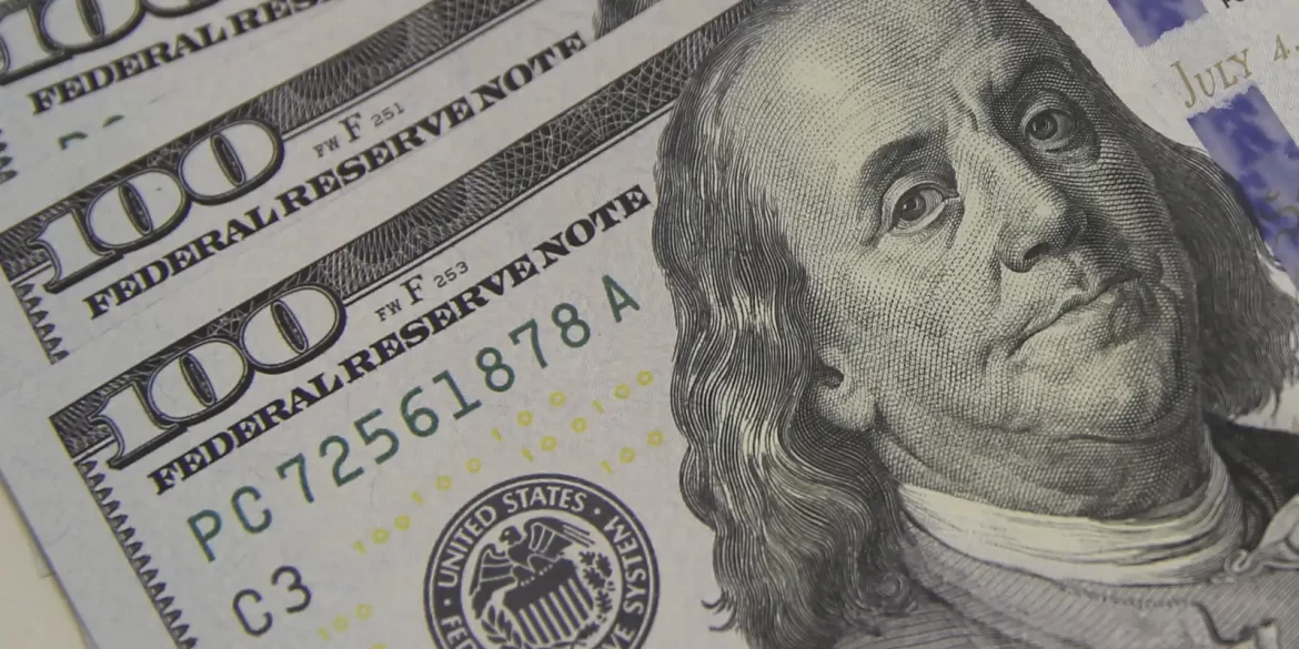 dolar-cai-ao-menor-nivel-em-quase-dois-meses,-com-alivio-externo